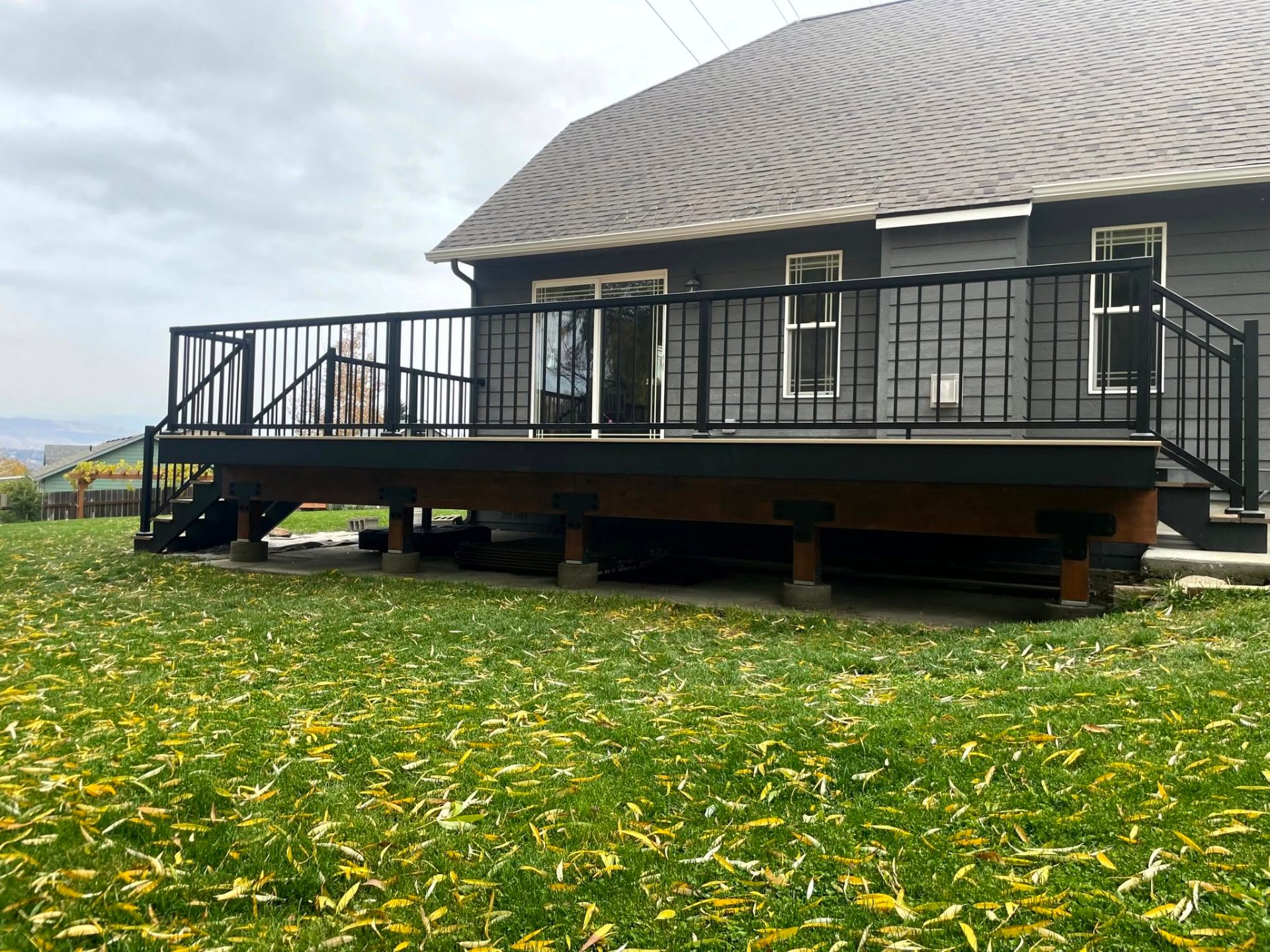 Rear deck with black aluminum railing